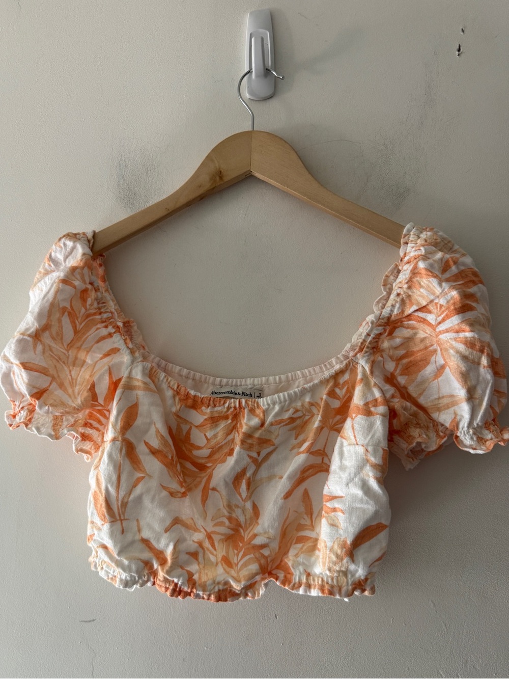 Abercrombie & Fitch Orange and Cream Floral Linen Blend Puff Sleeve Crop Top - Picture 2 of 8